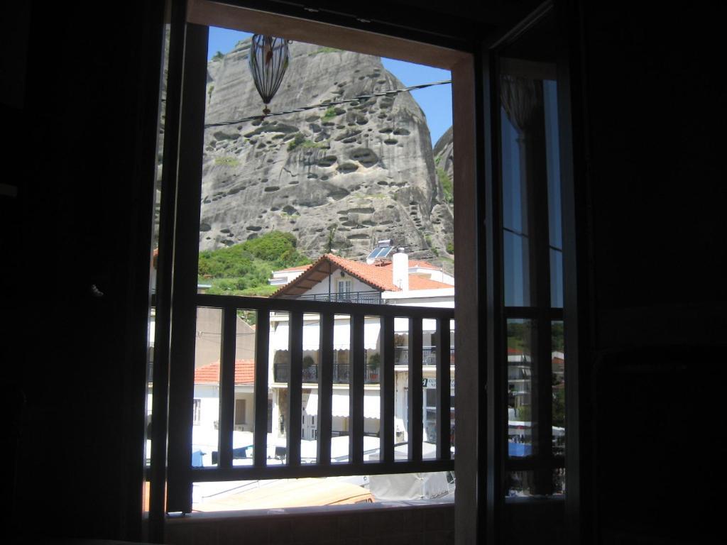Mythos Guesthouse كالامباكا الغرفة الصورة